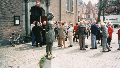 850806 Afbeelding van deelnemers aan de Franciscaanse Landdag in de Janskerk te Utrecht, voor de ingang van de kerk op ...